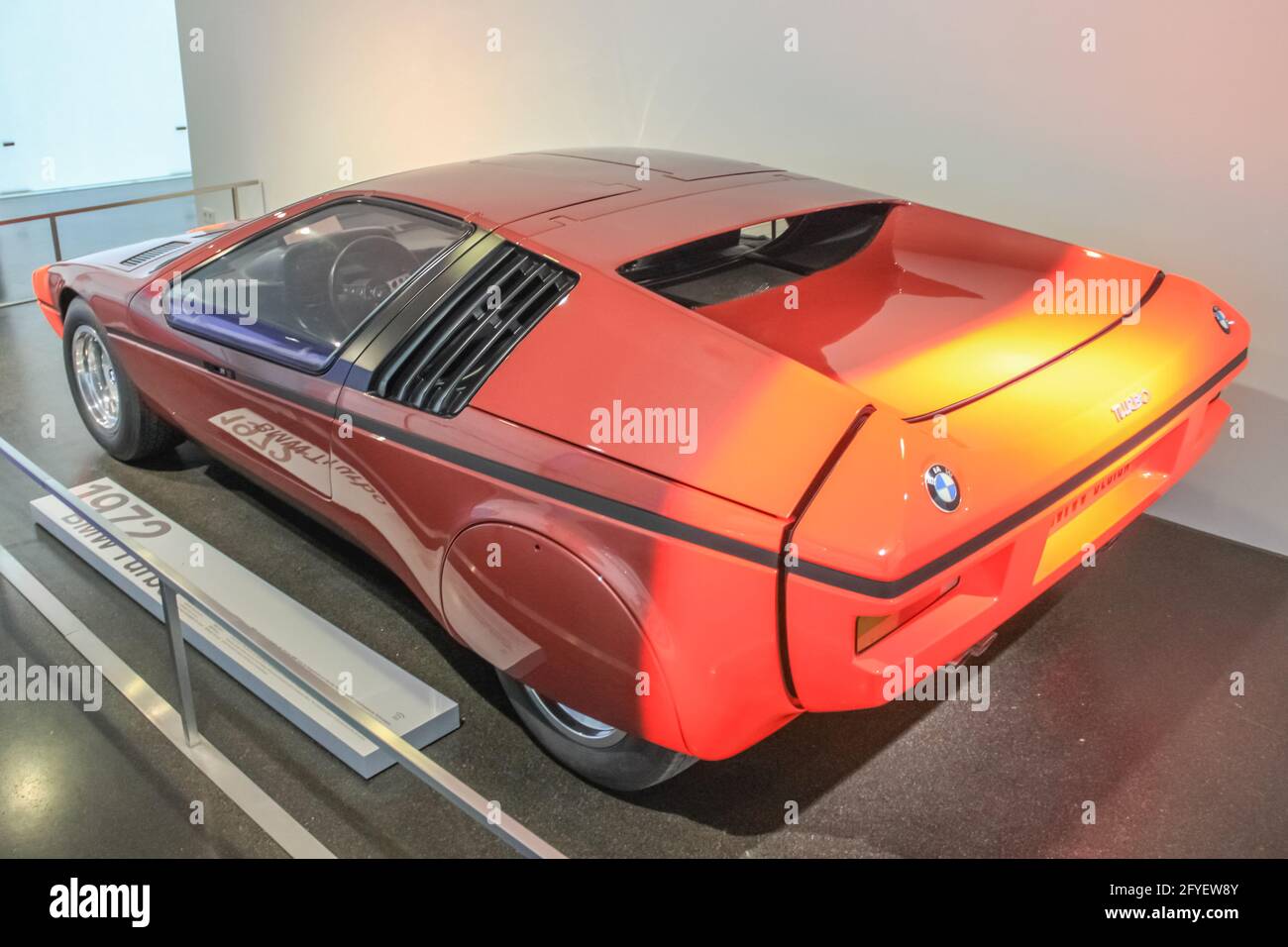 Germania, Monaco di Baviera - 27 aprile 2011: Concept car BMW Turbo dal 1972 nella sala espositiva del Museo BMW. La prima concept car dell'azienda Foto Stock