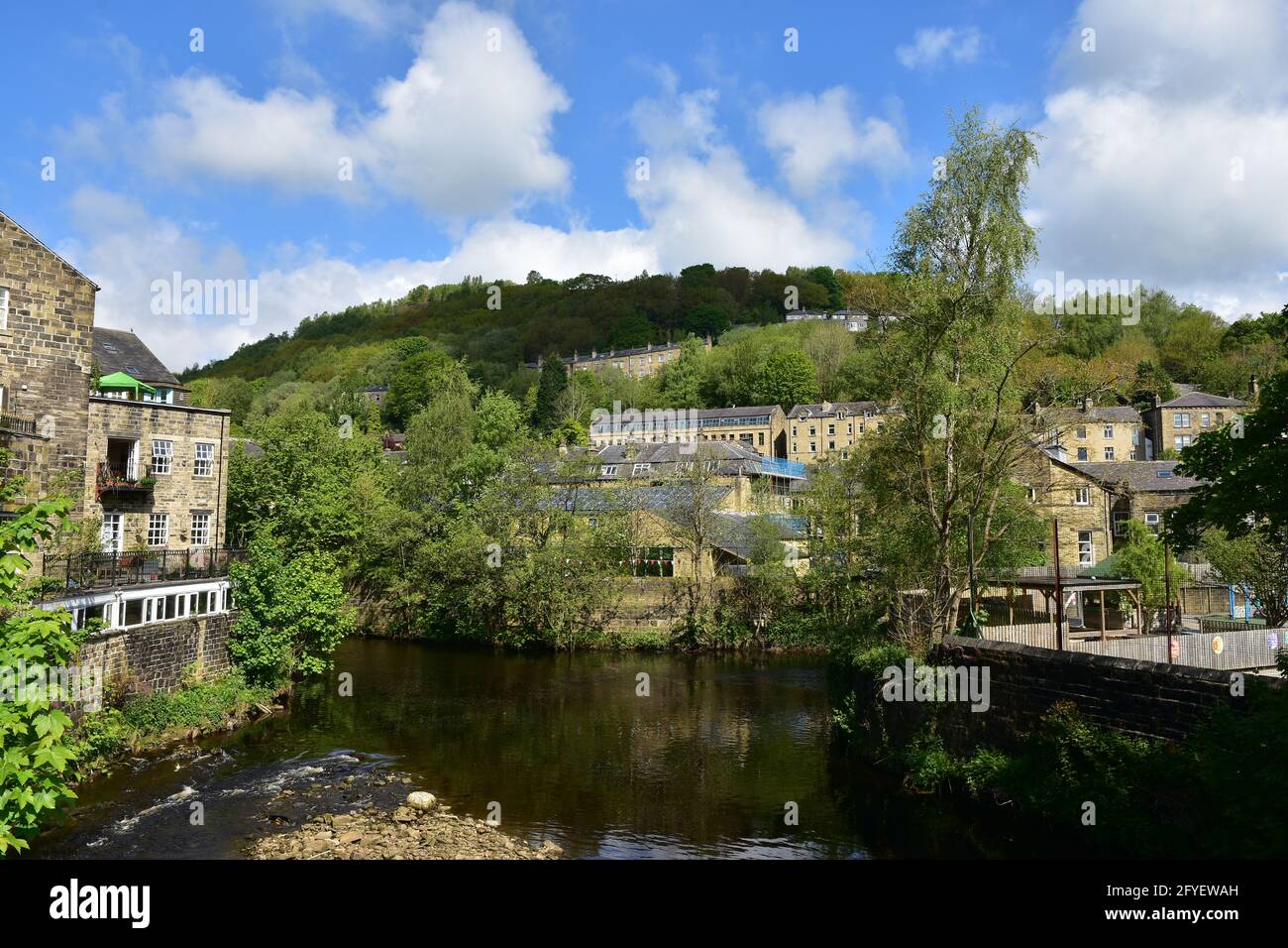 River Calder nel centro di Hebden Bridge, Calderdale, West Yorkshire Foto Stock