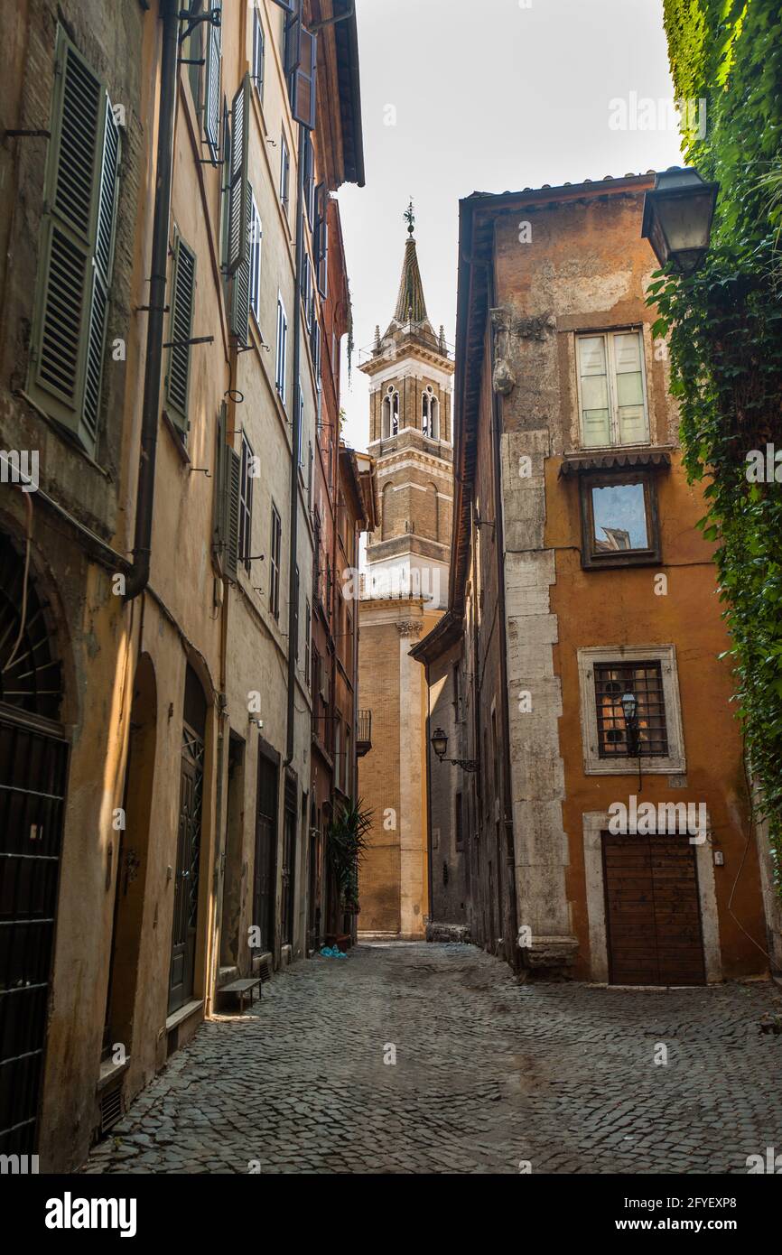 Strette strade acciottolate della vecchia Roma. Italia Foto Stock