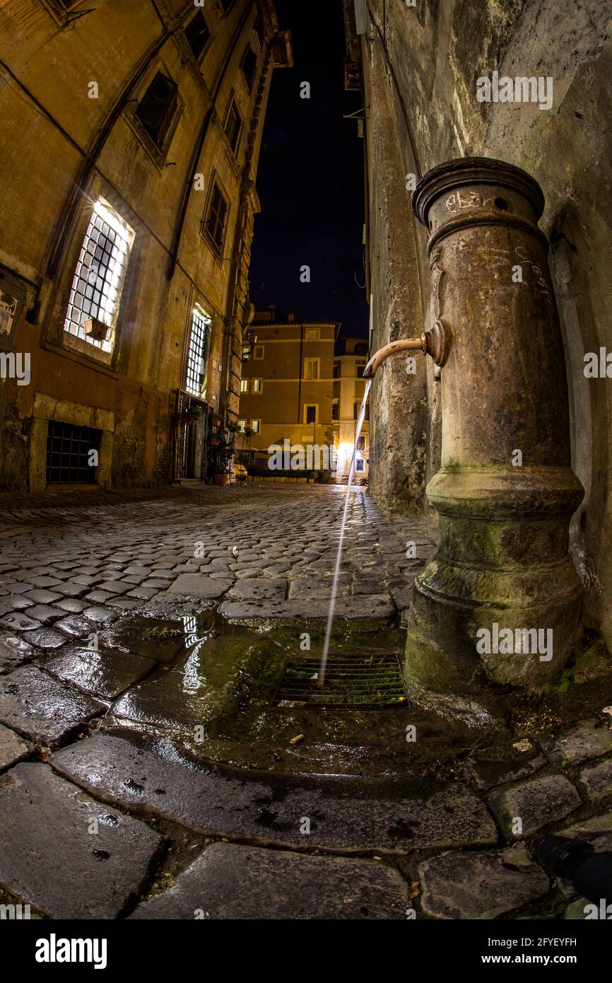 Fontana pubblica per bere nelle strade della vecchia Roma vicino Piazza Navona Foto Stock