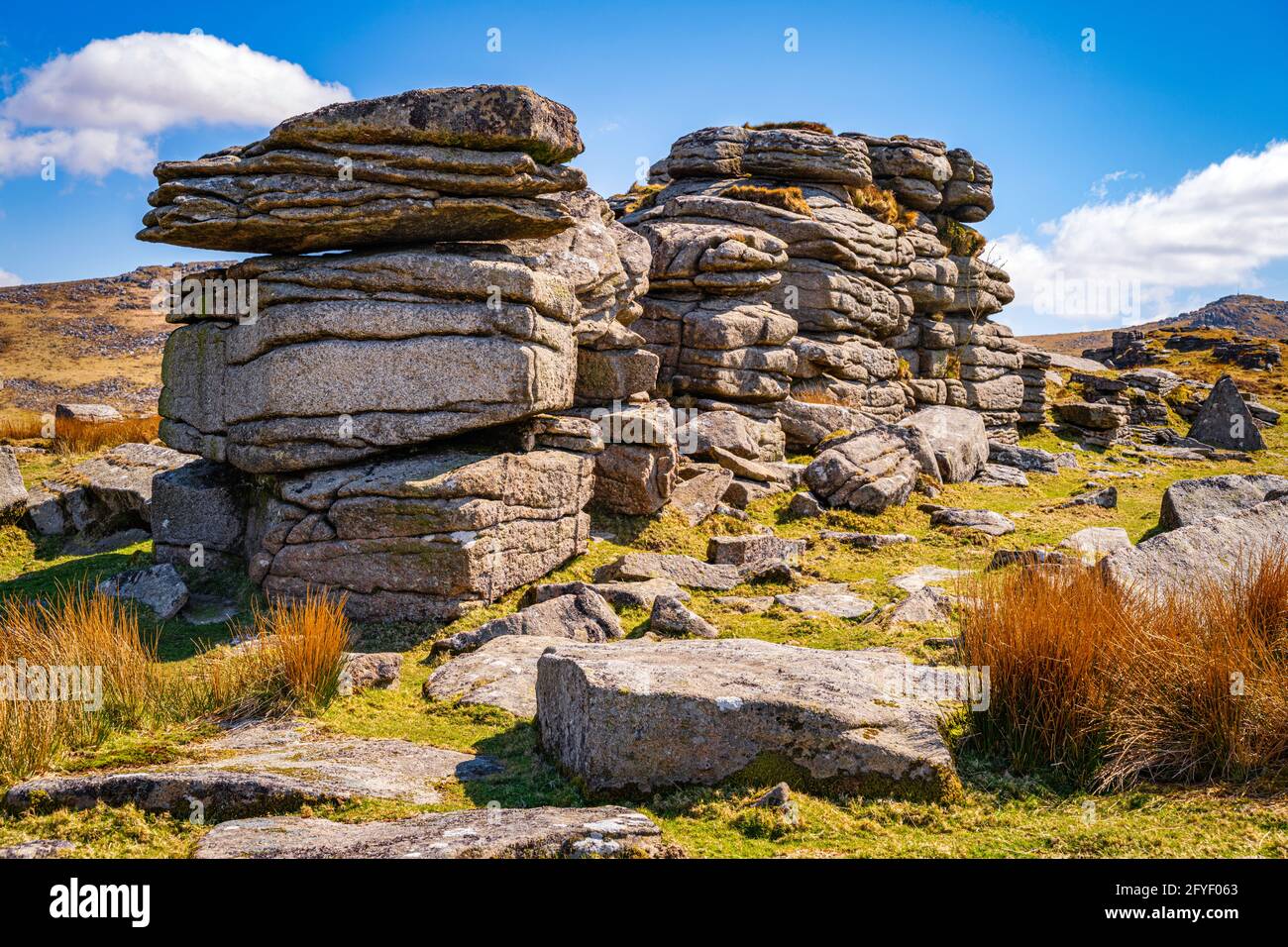 Affioramenti di granito su Doe Tor, vicino a Lydford, Dartmoor National Park, Devon, Inghilterra, REGNO UNITO. Foto Stock
