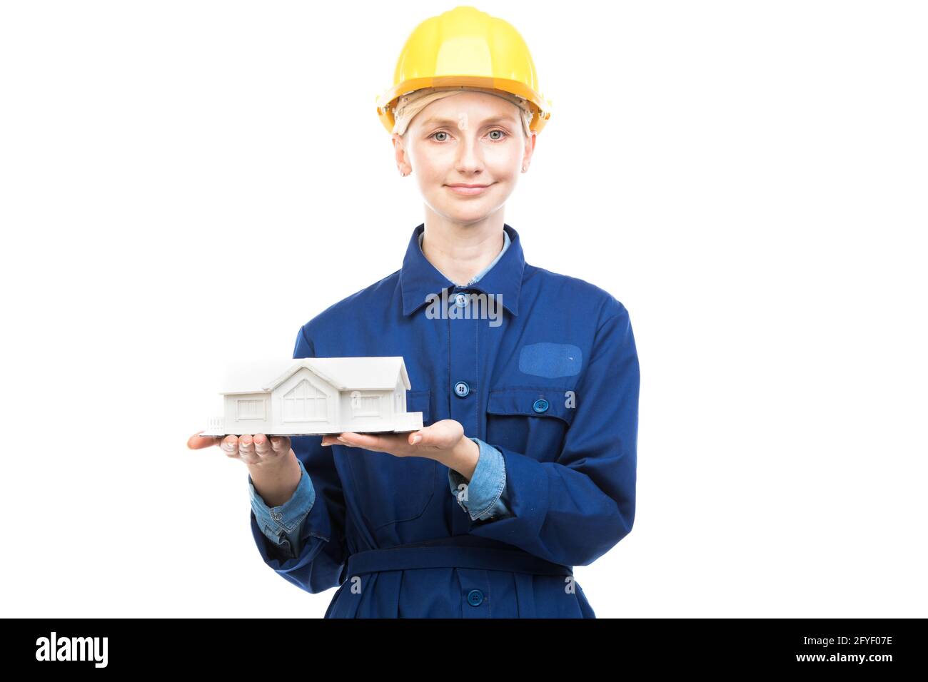 Orizzontale medio ritratto di moderno bello caucasico costruzione ingegnere indossando modello di tenuta uniforme blu casa, sfondo bianco Foto Stock