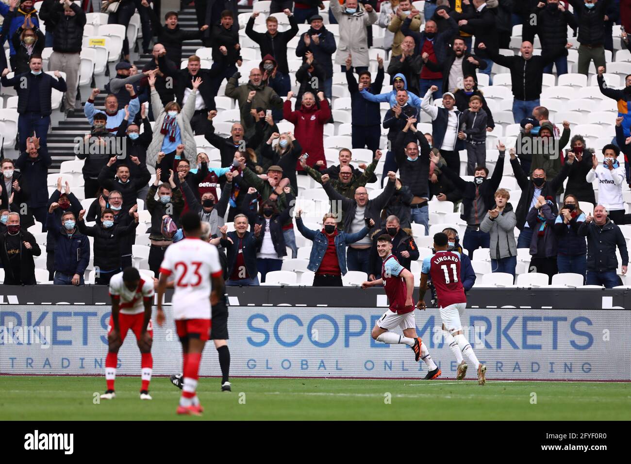 West Ham United Fans celebra dopo Declan Rice of West Ham United sacro il terzo obiettivo di renderlo 3-0 - West Ham United v Southampton, Premier League, London Stadium, Londra, Regno Unito - 23 maggio 2021 solo per uso editoriale - si applicano le restrizioni DataCo Foto Stock