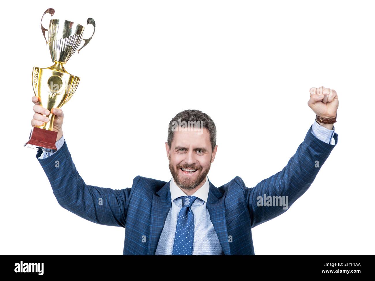 uomo d'affari di successo in tuta tenere champion cup s business ricompensa isolato su bianco, vittoria Foto Stock