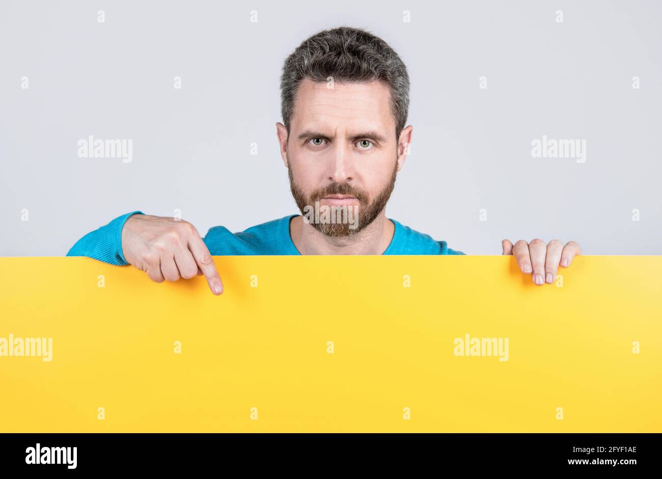 per il vostro disegno di vendita. uomo bearded con banner di carta. guy fa l'annuncio. Foto Stock
