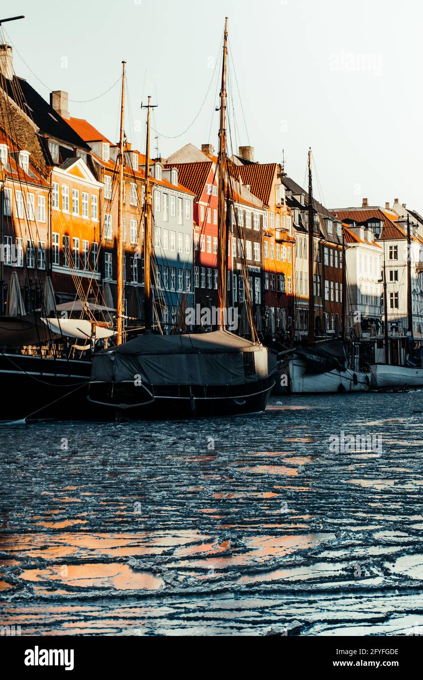 Acqua ghiacciata nell'iconico canale danese Nyhavn. Foto Stock