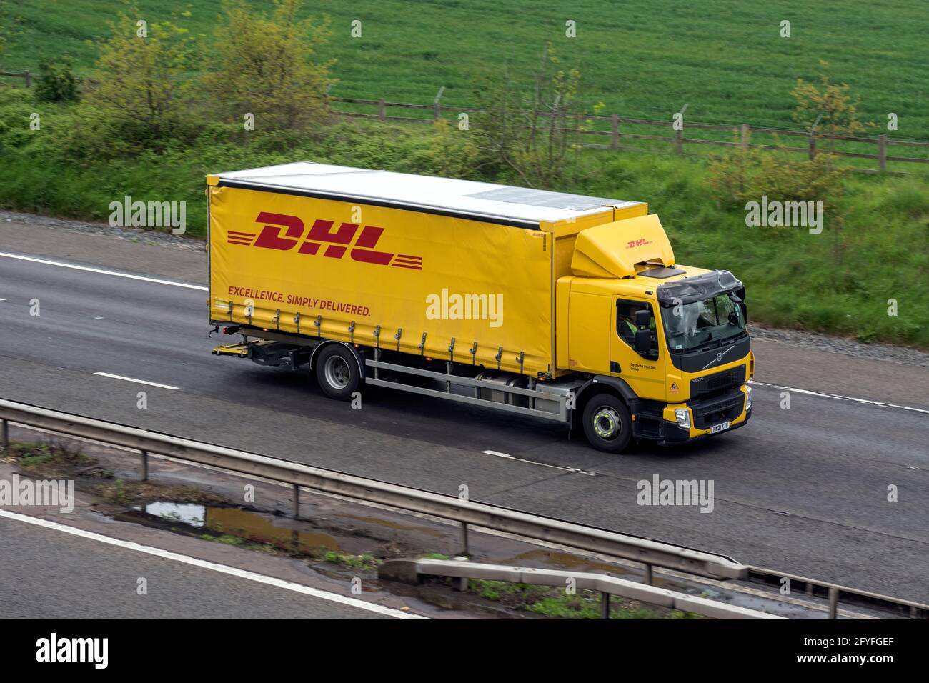 Un camion DHL sull'autostrada M40, Warwickshire, Regno Unito Foto Stock