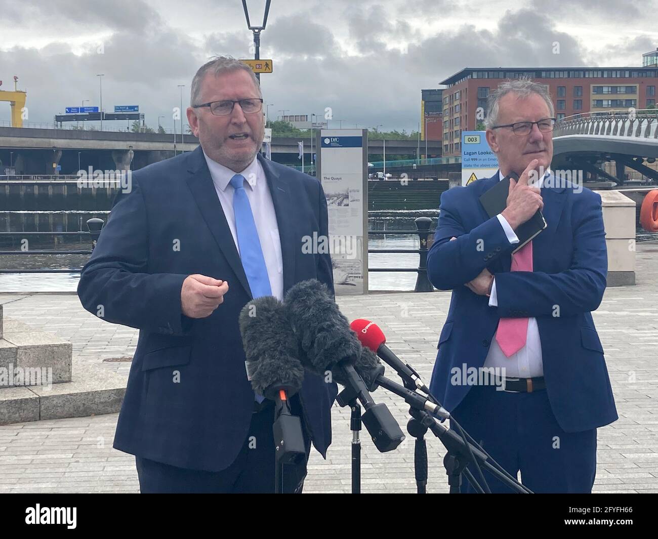 Il leader dell'UUP Doug Beattie (a sinistra), accompagnato dal portavoce dell'economia del suo partito Mike Nesbitt, parla con i media del Big Fish nel centro di Belfast tra un incontro e l'altro con i leader aziendali. Data immagine: Venerdì 28 maggio 2021. Foto Stock