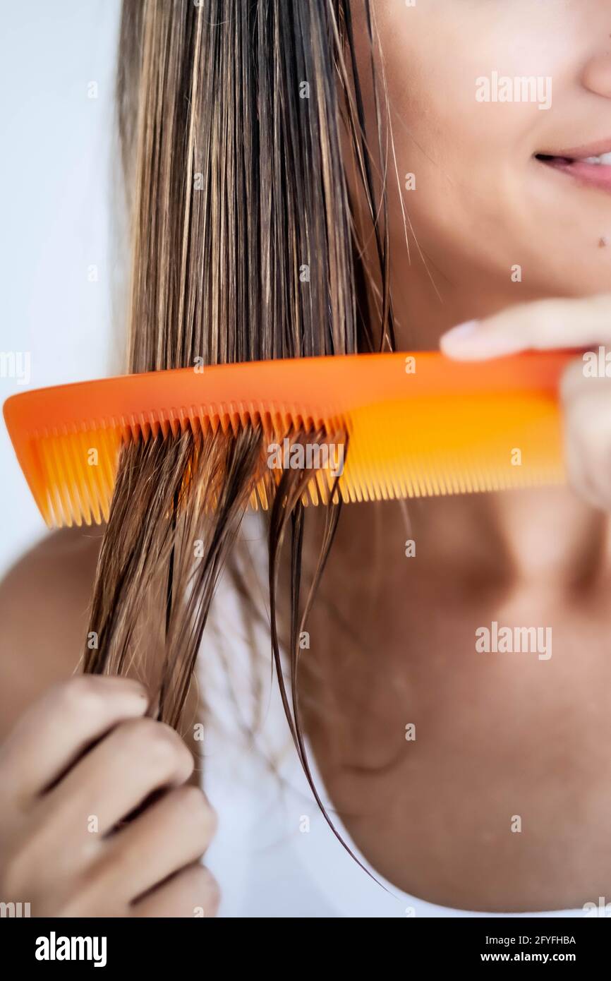 Donna facendo i suoi capelli. Foto Stock
