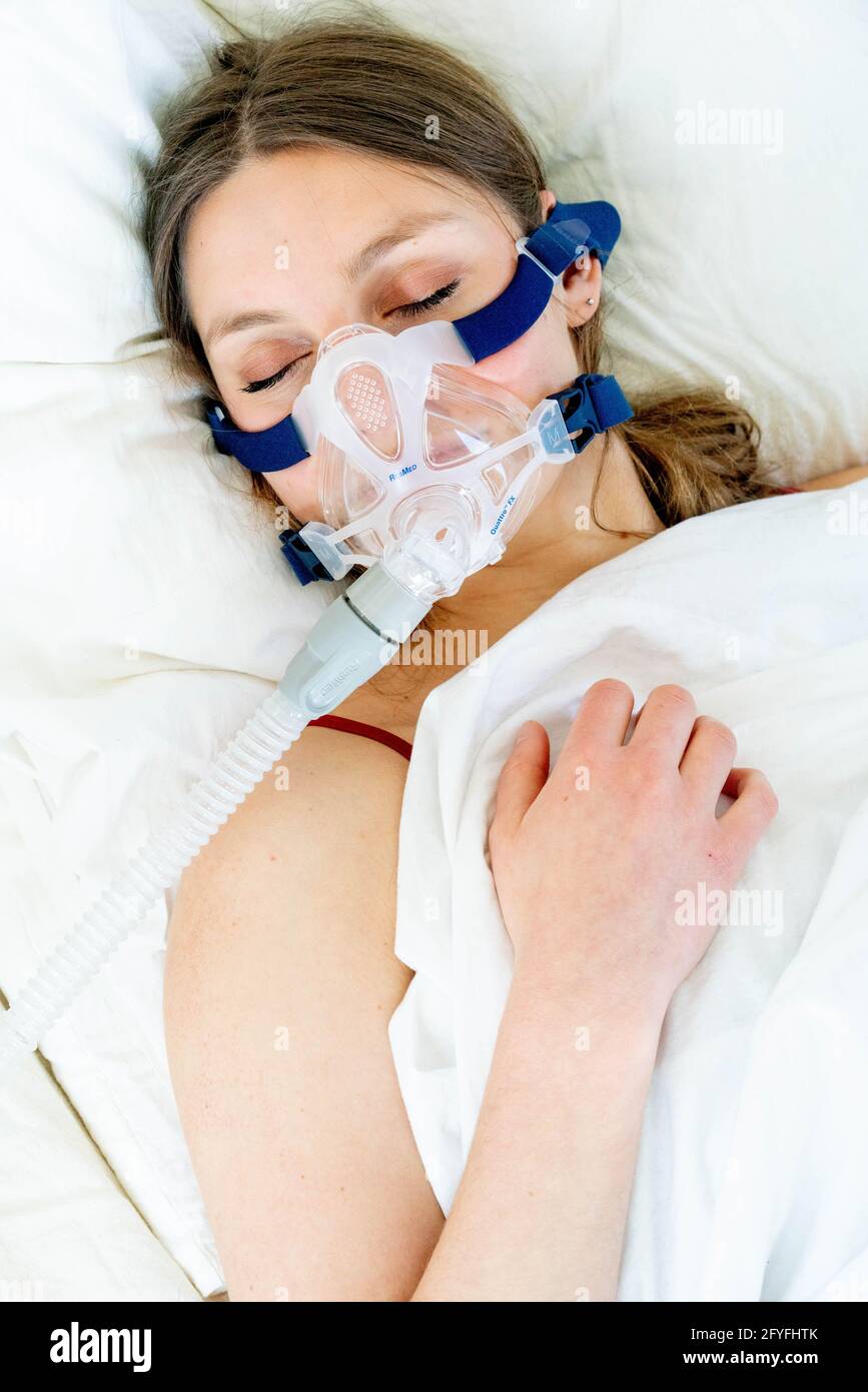 Trattamento dell'apnea nel sonno e del russamento : paziente affetto da sindrome ostruttiva dell'apnea nel sonno (OSAS) collegato a un pressu continuo positivo delle vie aeree Foto Stock