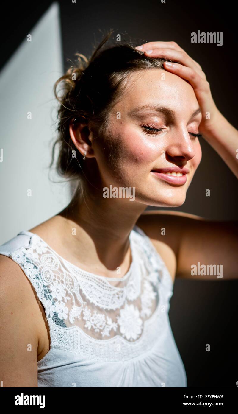 Donna in occhiali da sole prendere il sole. Foto Stock