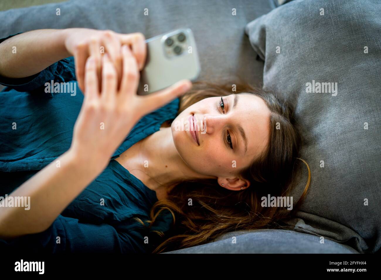 Donna che utilizza uno smartphone. Foto Stock