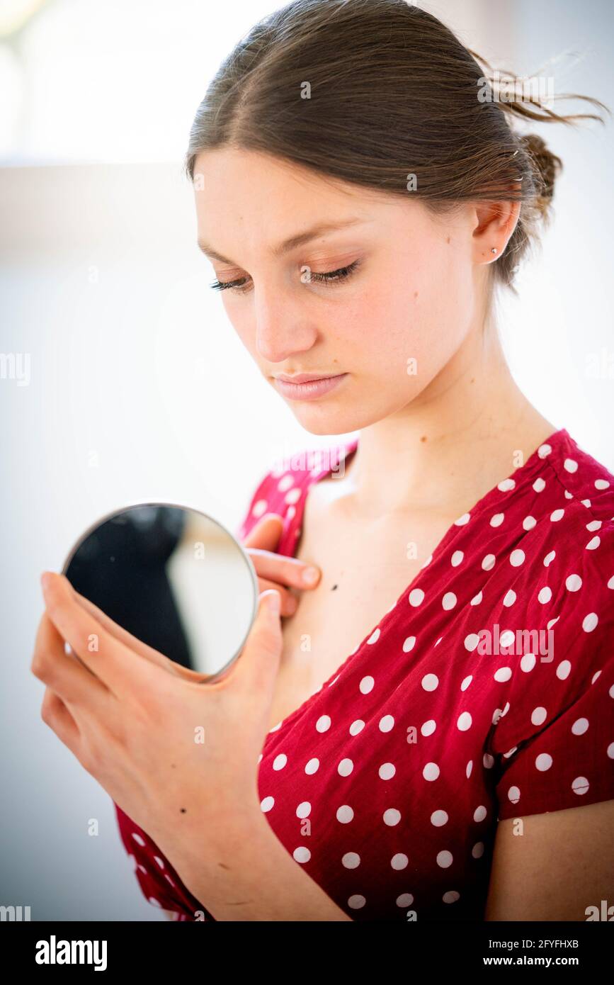 Donna di ispezionare un marchio di bellezza. Foto Stock