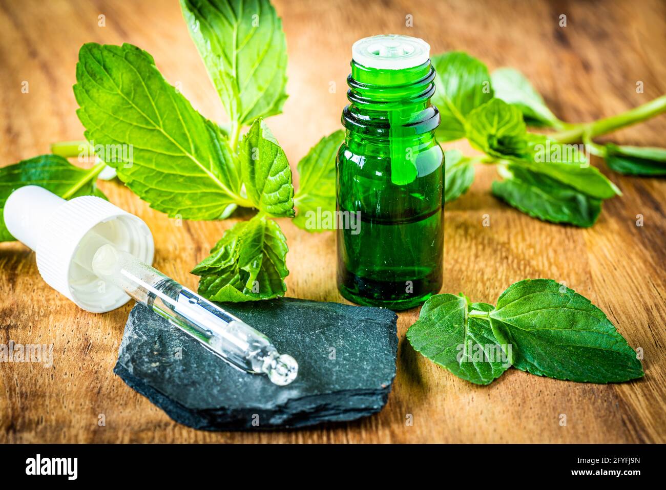 Olio essenziale di menta piperita. Foto Stock