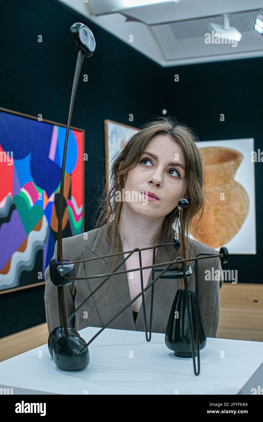 NEW BOND STRRET LONDRA 28 MAGGIO 2021. Jewad Selim (Iraq, 1919-1961), Madre e Bambino. Stima: 60,000- 100,000. L'invito fotografico per la vendita di arte moderna e contemporanea mediorientale di Bonhams, l'era perduta del modernismo iracheno. Credit: amer Ghazzal/Alamy Live News Foto Stock