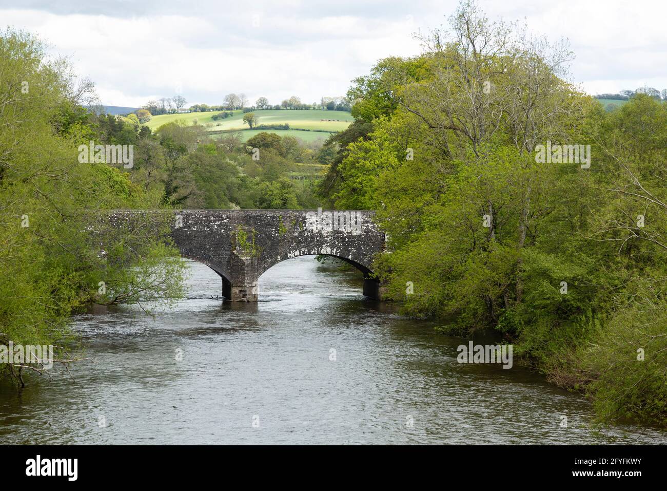 Ponte che porta la strada B4558 sul fiume Usk, vicino a Brynich, Powys, Galles, Regno Unito Foto Stock