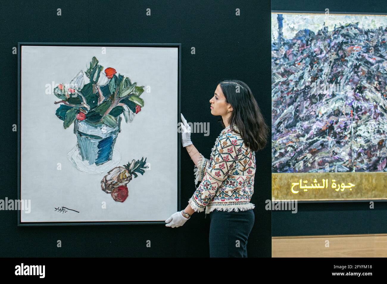 NEW BOND STREET LONDRA 28 MAGGIO 2021. MANOUCHER YEKTAI (1922-2019) Still Life with Pineapple. Stima:30,000 - £ 50,000. L'invito fotografico per la vendita di arte moderna e contemporanea mediorientale di Bonhams, l'era perduta del modernismo iracheno. Credit: amer Ghazzal/Alamy Live News Foto Stock