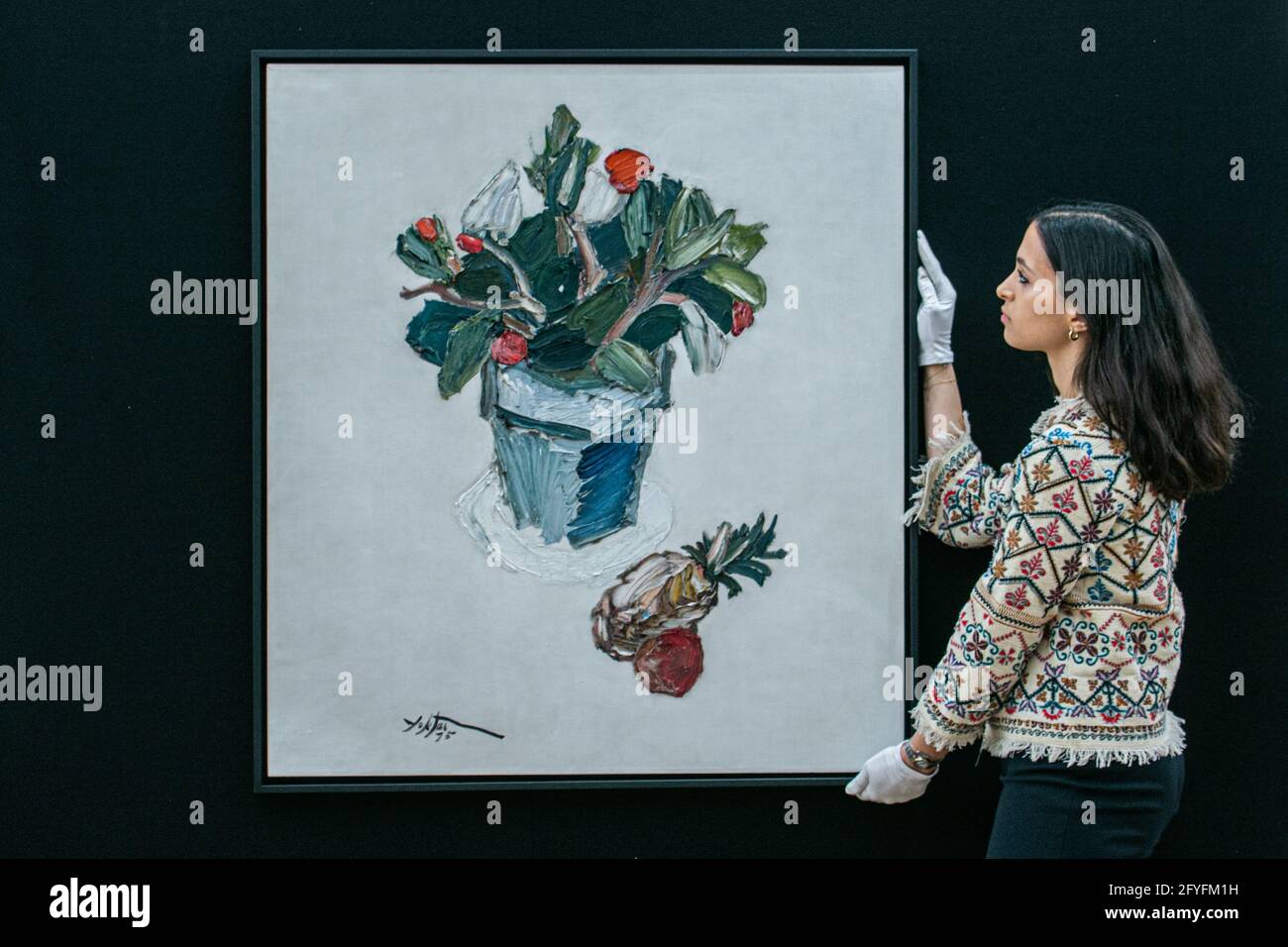 NEW BOND STREET LONDRA 28 MAGGIO 2021. MANOUCHER YEKTAI (1922-2019) Still Life with Pineapple. Stima:30,000 - £ 50,000. L'invito fotografico per la vendita di arte moderna e contemporanea mediorientale di Bonhams, l'era perduta del modernismo iracheno. Credit: amer Ghazzal/Alamy Live News Foto Stock