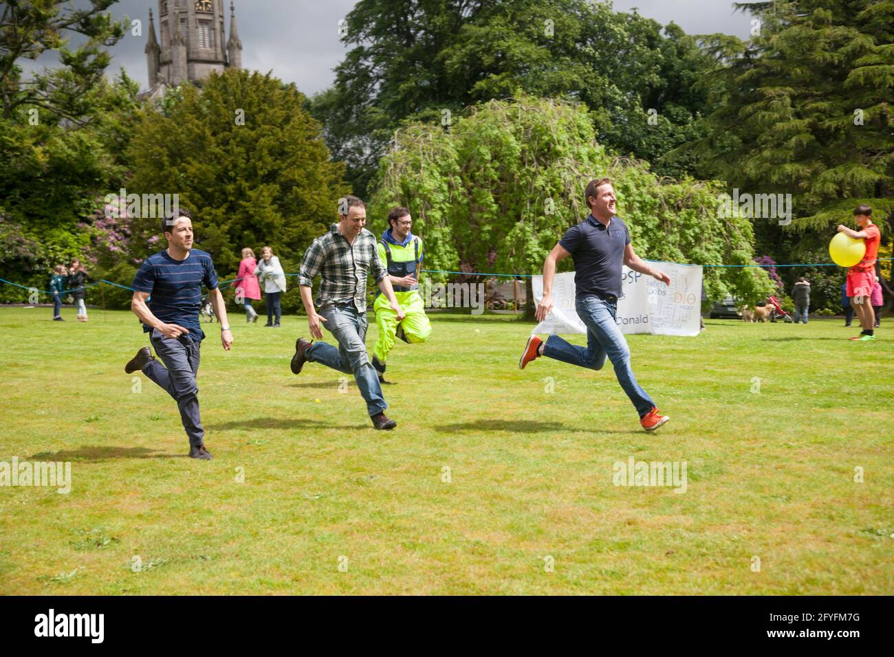 Gara di papà agli sport per bambini a Rhu Gala, Argyll, Scozia Foto Stock