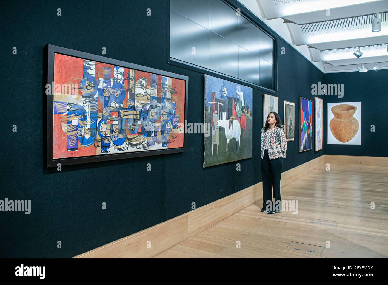 NEW BOND STREET LONDRA 28 MAGGIO 2021. (L) Faramarz PILARAAM (Iran, 1937-1982) Uccelli di paradiso (Morghe Baghe Malakoot). Preventivo: £ 160,000 - £ 200,000 e altre opere la foto call per Bonhams 'moderna e contemporanea vendita d'arte del Medio Oriente, l'era perduta del modernismo iracheno. Credit: amer Ghazzal/Alamy Live News Foto Stock