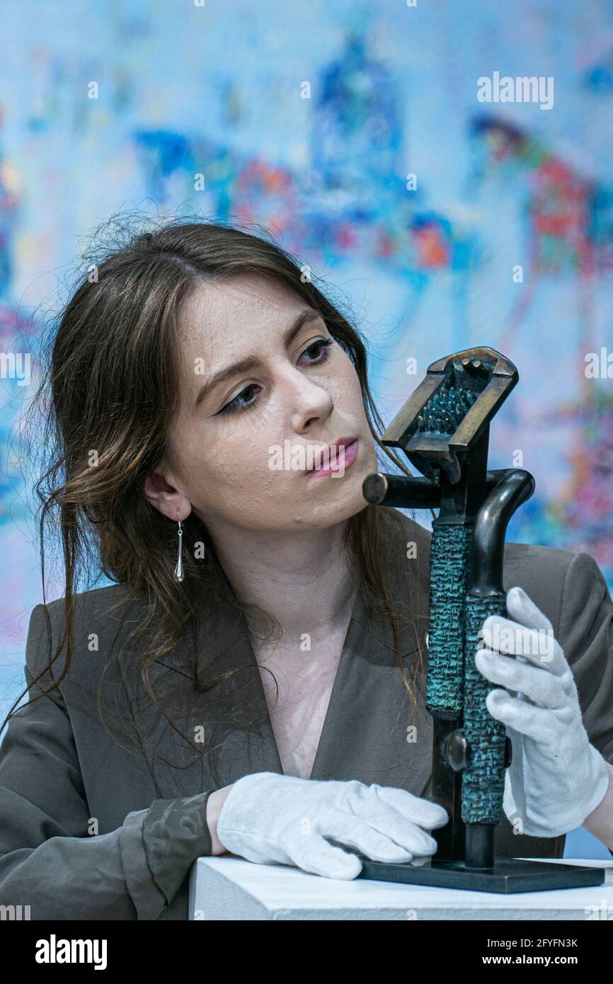 NEW BOND STREET LONDRA 28 MAGGIO 2021. PARVIZ TANAVOLI (b.1937) amanti XVI. Stima: £ 20,000- 40,000. L'invito fotografico per la vendita di arte moderna e contemporanea mediorientale di Bonhams, l'era perduta del modernismo iracheno. Credit: amer Ghazzal/Alamy Live News Foto Stock