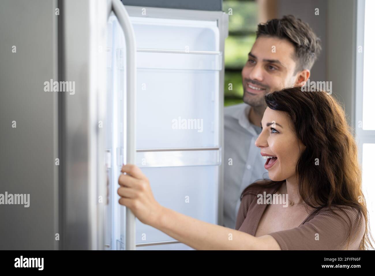 Shopping familiare per cucina moderna frigorifero in negozio Foto Stock