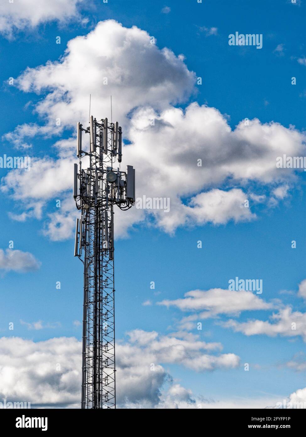 Montante per telefono cellulare con spazio per la copia e cielo blu con nuvole Foto Stock