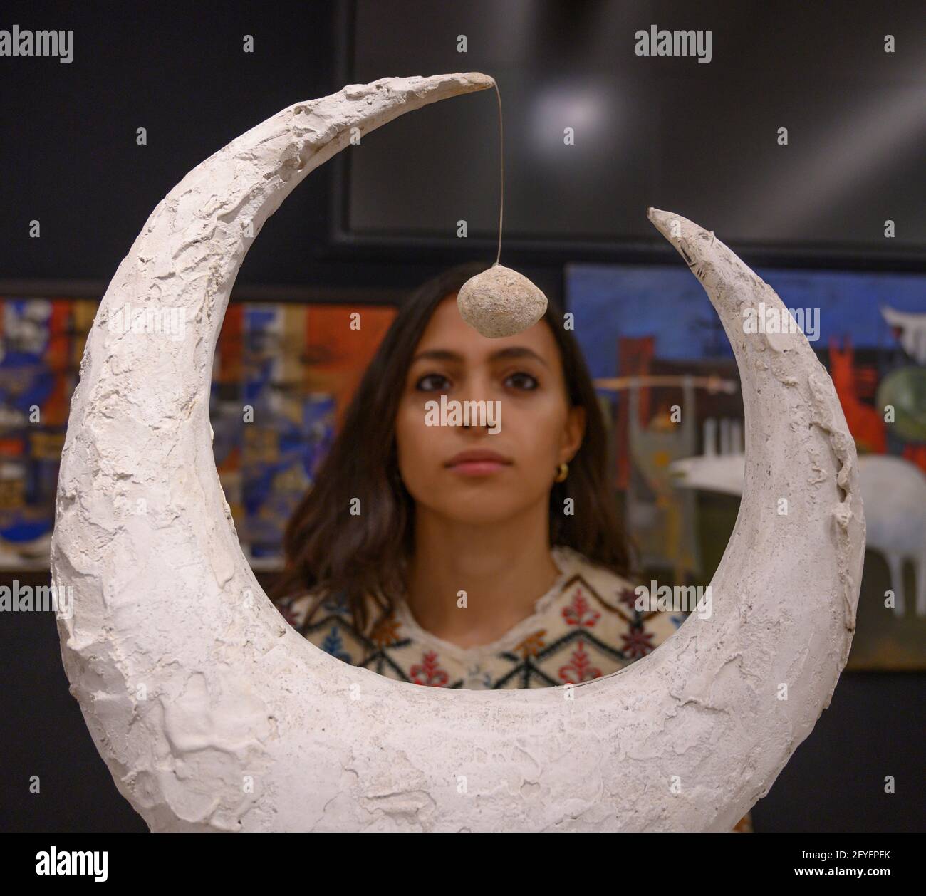 Bonhams, Londra, Regno Unito. 28 maggio 2021. Bonhams Arte moderna e Contemporanea del Medio Oriente tra cui Baghdadiyat, anteprima di vendita. La vendita avviene il 2 giugno 2021. Image: Jewad Selim (Iraq, 1919-1961). Maternità, stima: £40,000-60,000. Credit: Malcolm Park/Alamy Live News. Foto Stock