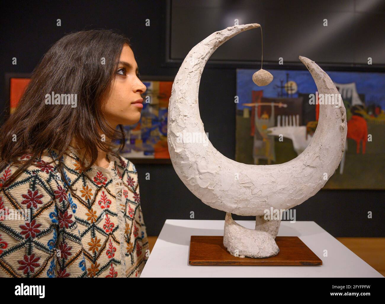 Bonhams, Londra, Regno Unito. 28 maggio 2021. Bonhams Arte moderna e Contemporanea del Medio Oriente tra cui Baghdadiyat, anteprima di vendita. La vendita avviene il 2 giugno 2021. Image: Jewad Selim (Iraq, 1919-1961). Maternità, stima: £40,000-60,000. Credit: Malcolm Park/Alamy Live News. Foto Stock