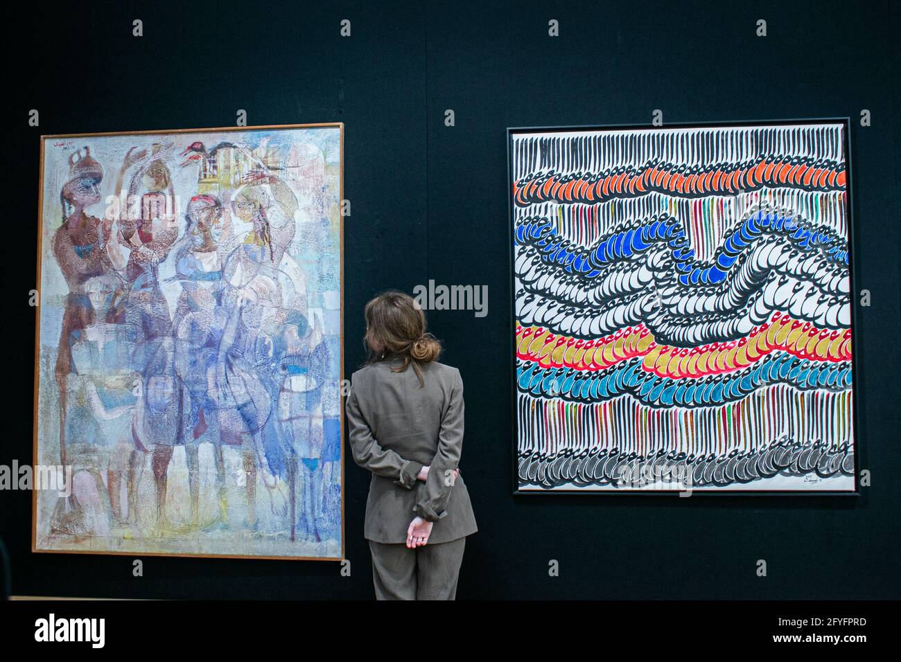NEW BOND STREET LONDRA 28 MAGGIO 2021. (L) OMAR EL-NAGDI (Egitto, 1931-2019) Ella al-Souk (al Souk) £30,000 - 50,000. (R) CHARLES HOSSEIN ZENDEROUDI, (IRAN, 1937) AMIN LARZEH. Stima: £ 90,000 - 120,000. L'invito fotografico per la vendita di arte moderna e contemporanea mediorientale di Bonhams, l'era perduta del modernismo iracheno. Credit: amer Ghazzal/Alamy Live News Foto Stock