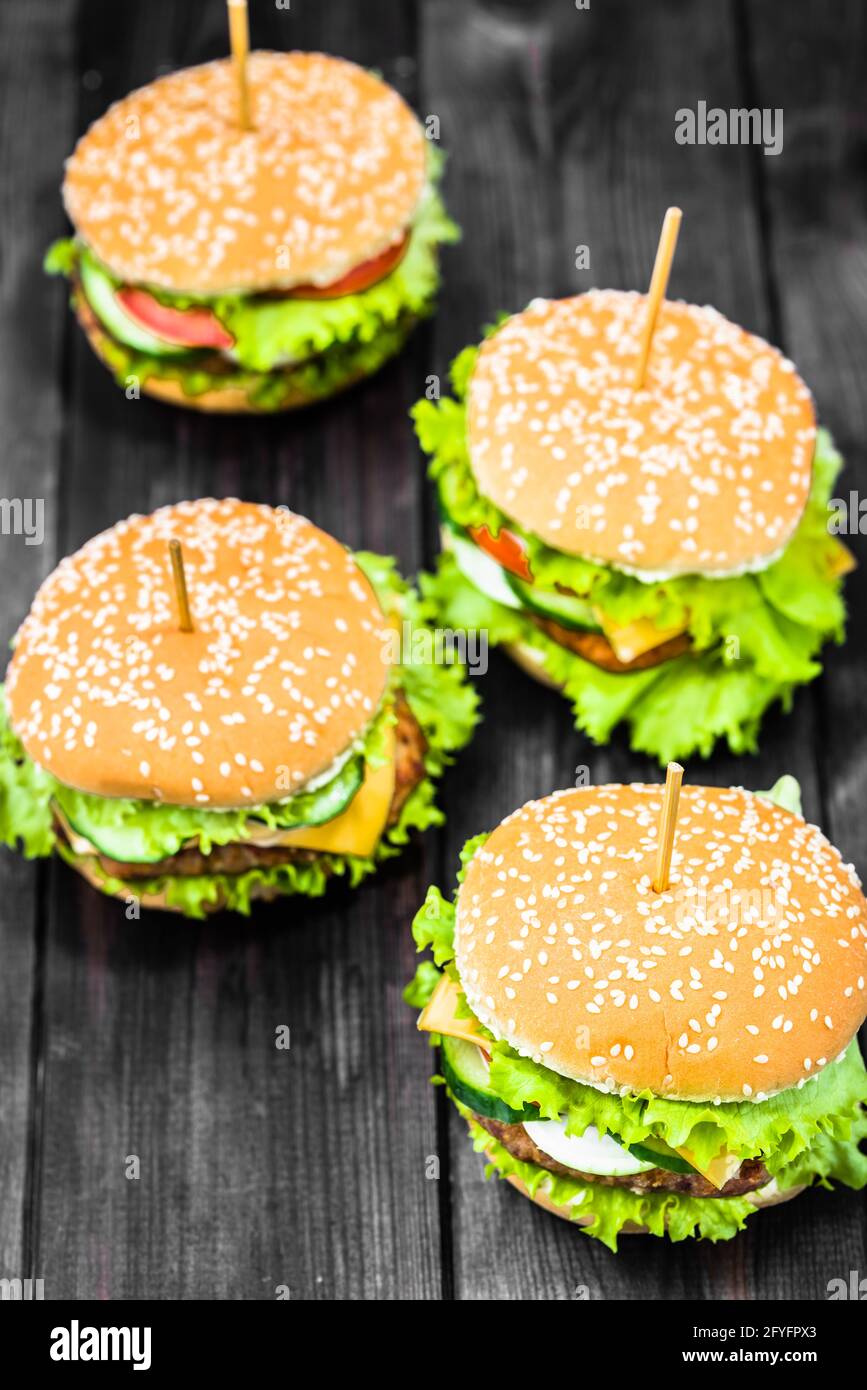 Hamburger americani e cheeseburgers su sfondo nero Foto Stock