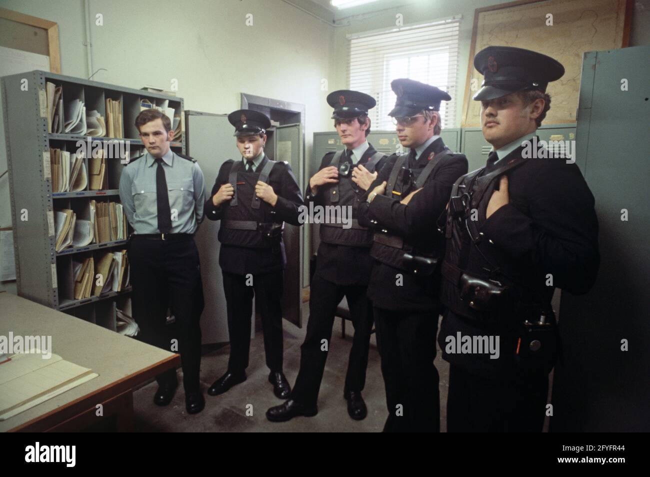 COUNTY FERMANAGH, REGNO UNITO - SETTEMBRE 1978. RUC, Royal Ulster Constabulary poliziotti a briefing prima di andare in Patrol durante i problemi, Irlanda del Nord, anni '70 Foto Stock