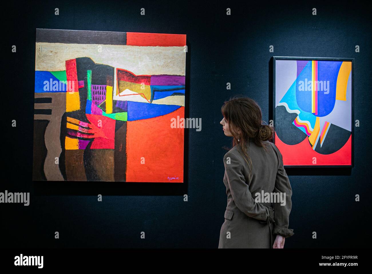 NEW BOND STREET LONDRA 28 maggio 2021 .DIA AZZAWI improvvisazione II, stima: £20,000-30,000 e MOHAMED MELEHI (Marocco, 1936-2020) senza titolo, stima: £15,000-25,000 opere importanti dei pionieri del Modernismo iracheno. L'invito fotografico per la vendita di arte moderna e contemporanea mediorientale di Bonhams, l'era perduta del modernismo iracheno. Credit: amer Ghazzal/Alamy Live News Foto Stock