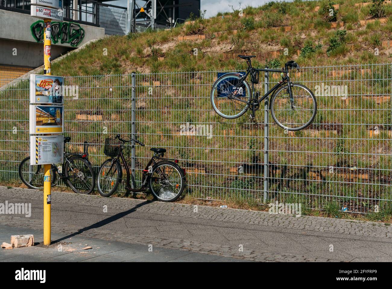 Una bicicletta pende su una recinzione Foto Stock