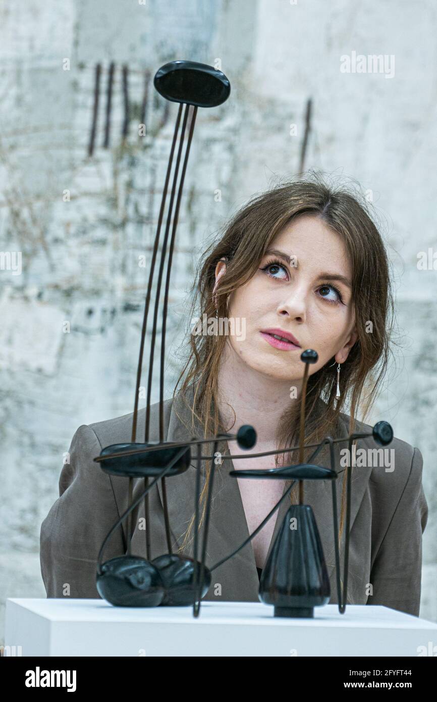 NEW BOND STREET LONDRA 28 MAGGIO 2021. JEWAD SELIM (Iraq, 1919-1961), Madre e Bambino. Stima: 60,000- 100,000. L'invito fotografico per la vendita di arte moderna e contemporanea mediorientale di Bonhams, l'era perduta del modernismo iracheno. Credit: amer Ghazzal/Alamy Live News Foto Stock