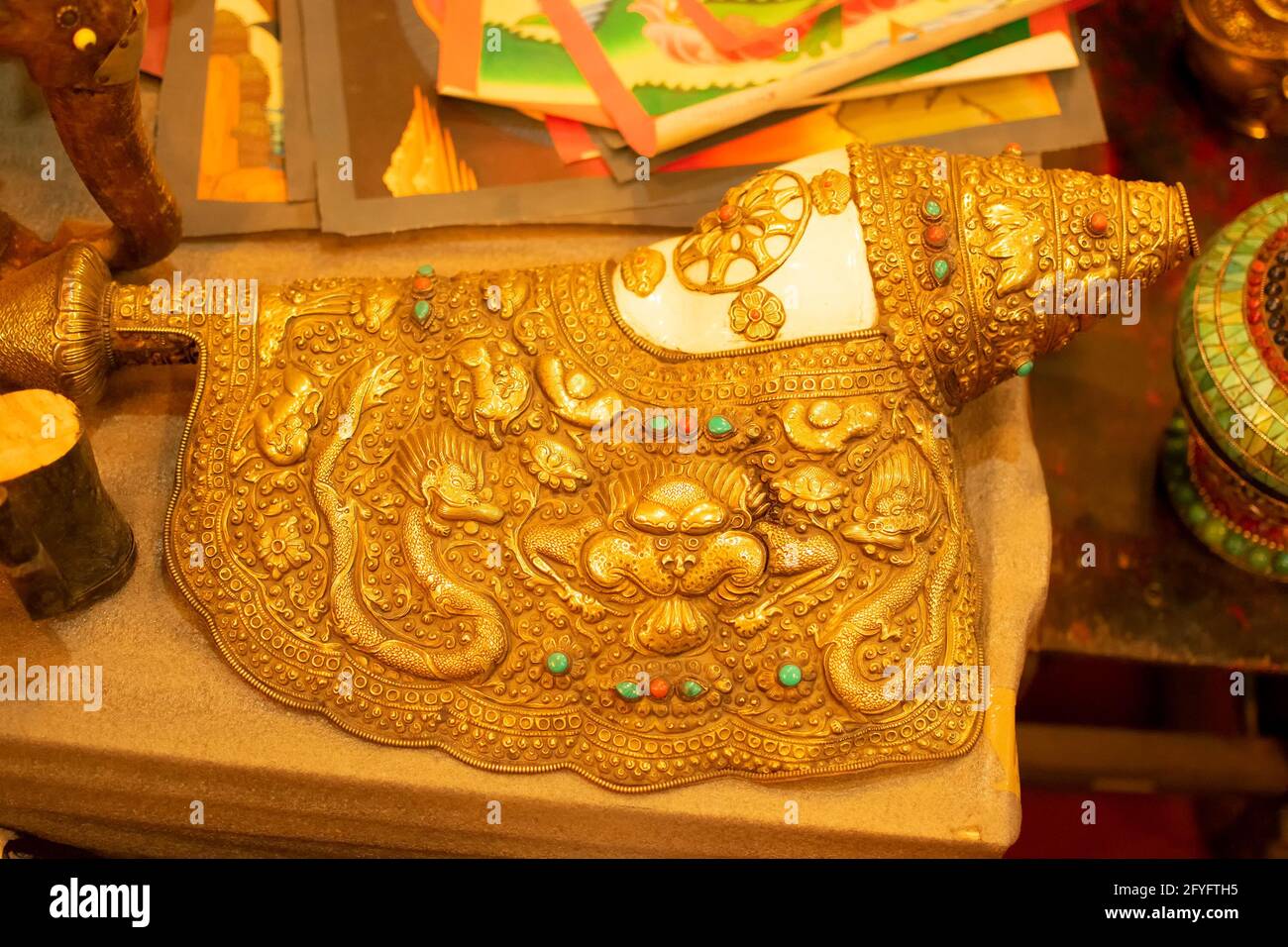 Leh, Ladakh, India - 10 Settembre 2014 : una conchiglia di design con emblemi di dargon cinesi su di esso, per la vendita al mercato Leh, territorio dell'Unione di Ladakh Foto Stock