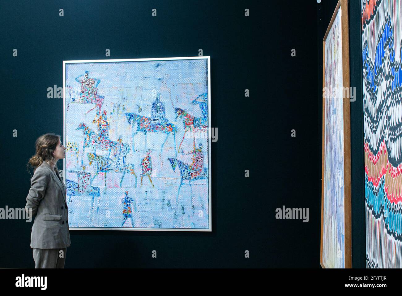 NEW BOND STREET LONDRA 28 MAGGIO 2021 . Reza Derakshani (Iran, 1952). Dot Hunt, stima: £20,000-30,000. L'invito fotografico per la vendita di arte moderna e contemporanea mediorientale di Bonhams, l'era perduta del modernismo iracheno. Credit: amer Ghazzal/Alamy Live News Foto Stock