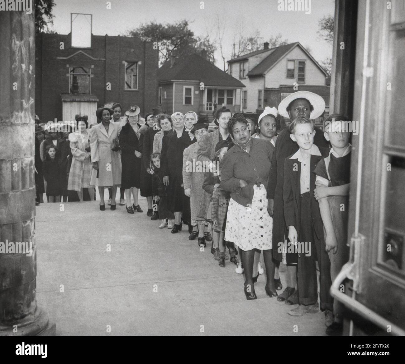 I clienti DI WII della seconda guerra mondiale si allineano per lo zucchero a. Una località americana sconosciuta durante il razionamento nel 1943 Foto Stock