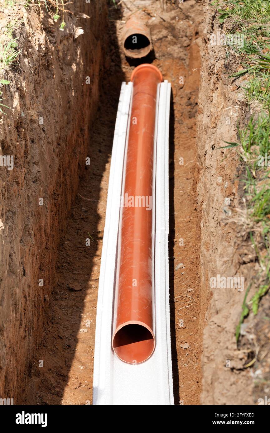 Installazione di rete idrica, fognature sanitarie, sistemi di drenaggio  delle acque piovane, tubi in plastica avvolti in isolamento Foto stock -  Alamy