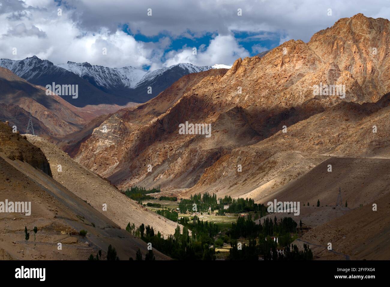 Bellissimo paesaggio roccioso di Ladakh con valle verde nel mezzo, gioco di luce e ombra sulle montagne Himalayane. Territorio dell'Unione, Ladakh, India Foto Stock