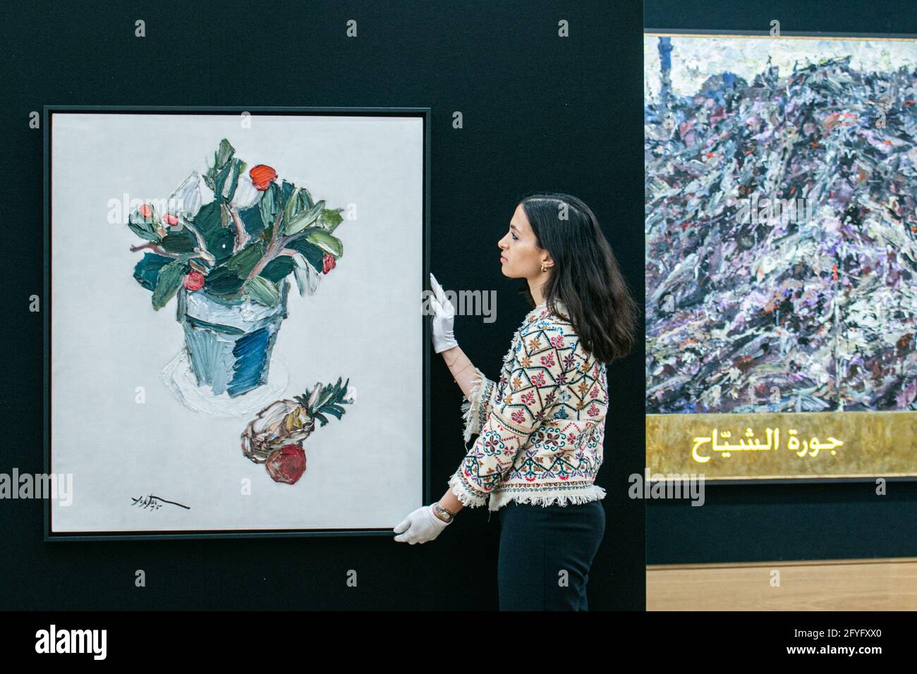 NEW BOND STREET LONDRA 28 MAGGIO 2021. MANOUCHER YEKTAI (1922-2019) Still Life with Pineapple. Stima:30,000 - £ 50,000. L'invito fotografico per la vendita di arte moderna e contemporanea mediorientale di Bonhams, l'era perduta del modernismo iracheno. Credit: amer Ghazzal/Alamy Live News Foto Stock