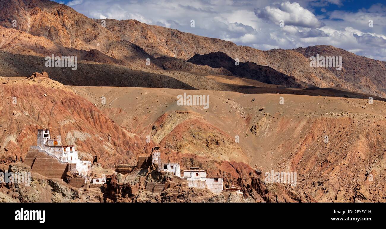 Vista panoramica delle rovine e del Monastero di Bango circondato da pietre e rocce, Leh, Ladakh, Jammu e Kashmir, India Foto Stock
