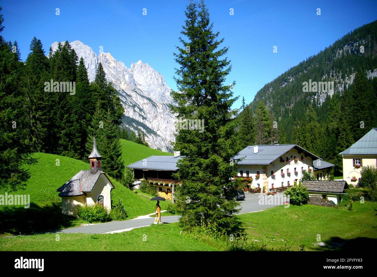 Vista su un villaggio idilliaco illuminato dal sole nelle Alpi Bavaresi, in Germania. Idylllisches Dorf in den Bayerischen Alpen, Ramsau, Berchtesgaden. Foto Stock