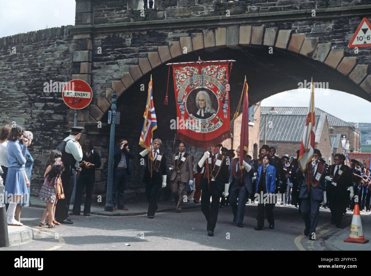 Annuale apprendista Boys di Derry, Ulster Protestant società, sfilata commemorando la revoca del seige di Derry nel 1689, quando il cattolico Giacomo II d'Inghilterra, Irlanda e Scozia deposto seige alla città murata, una roccaforte protestante. anni ottanta Foto Stock