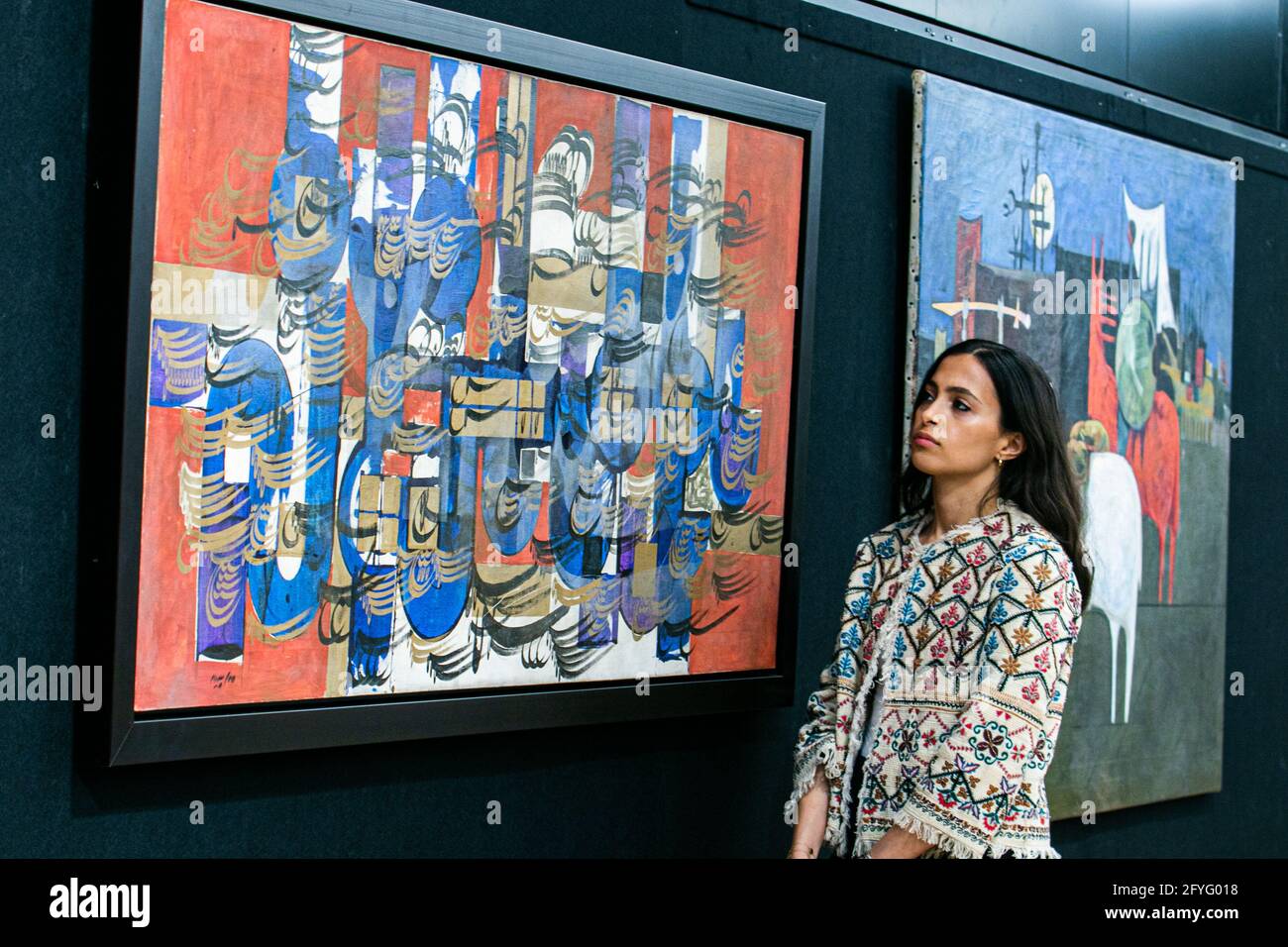 NEW BOND STREET LONDRA 28 MAGGIO 2021. (L) Faramarz PILARAAM (Iran, 1937-1982) Uccelli di paradiso (Morghe Baghe Malakoot). Preventivo: £ 160,000 - £ 200,000 e altre opere la foto call per Bonhams 'moderna e contemporanea vendita d'arte del Medio Oriente, l'era perduta del modernismo iracheno. Credit: amer Ghazzal/Alamy Live News Foto Stock