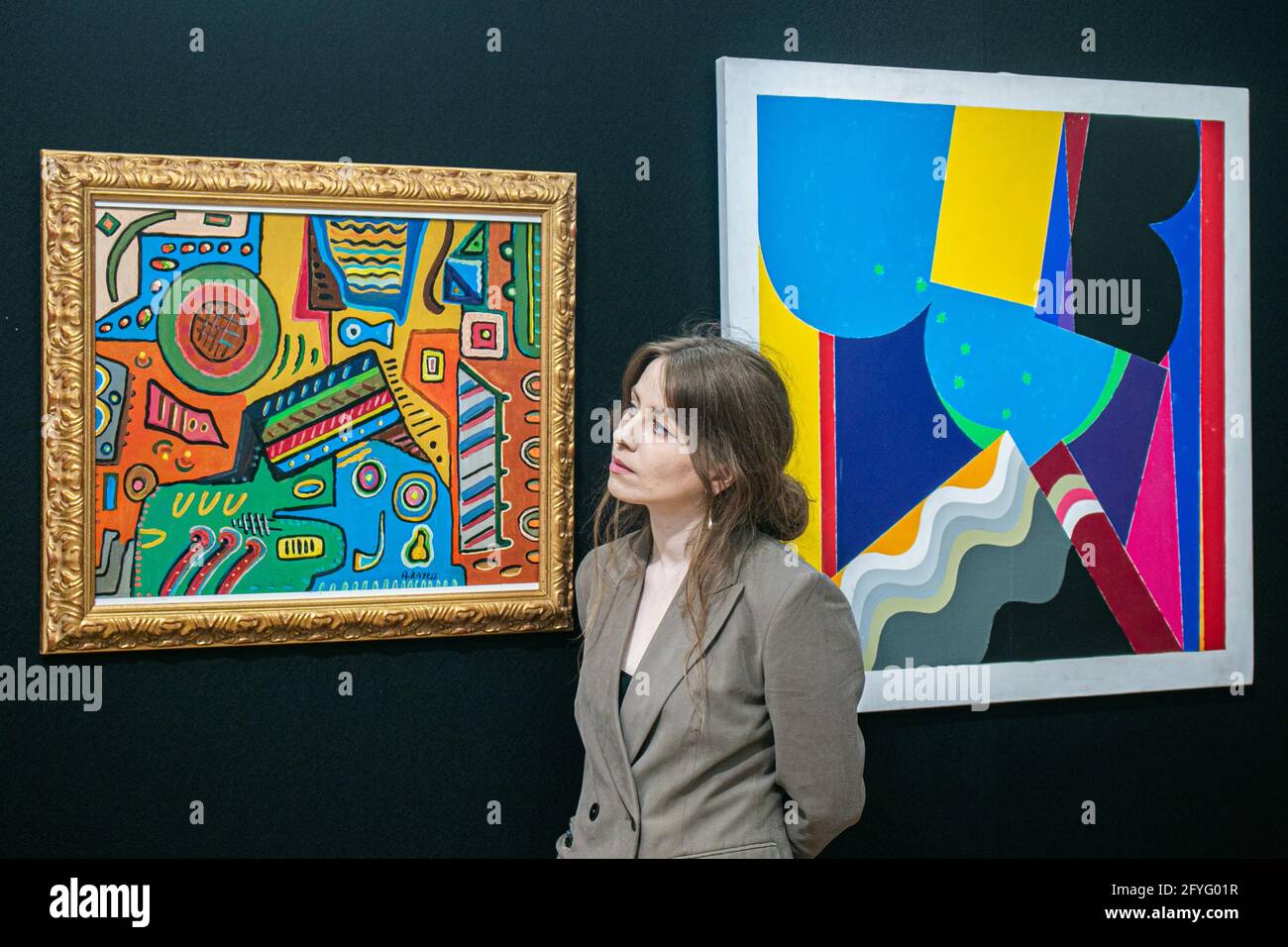 NEW BOND STREET LONDRA 28 MAGGIO 2021 . L) AREF AL RAYYYYES (LIBANO, 1928-2005). Composizione astratta. Stima: £4,000-6,000. R) MOHAMED MELEHI (MAROCCO, 1936-2020). Senza titolo. Stima: £20,000 - 30,000. Opere importanti dei pionieri del Modernismo iracheno. L'invito fotografico per la vendita di arte moderna e contemporanea mediorientale di Bonhams, l'era perduta del modernismo iracheno. Credit: amer Ghazzal/Alamy Live News Foto Stock