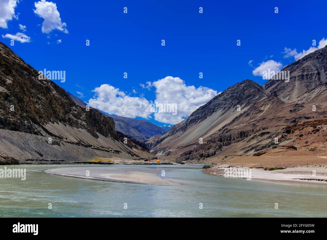 Vista panoramica della confluenza dei fiumi Zanskar e Indus - Leh, Ladakh, Jammu e Kashmir, India Foto Stock