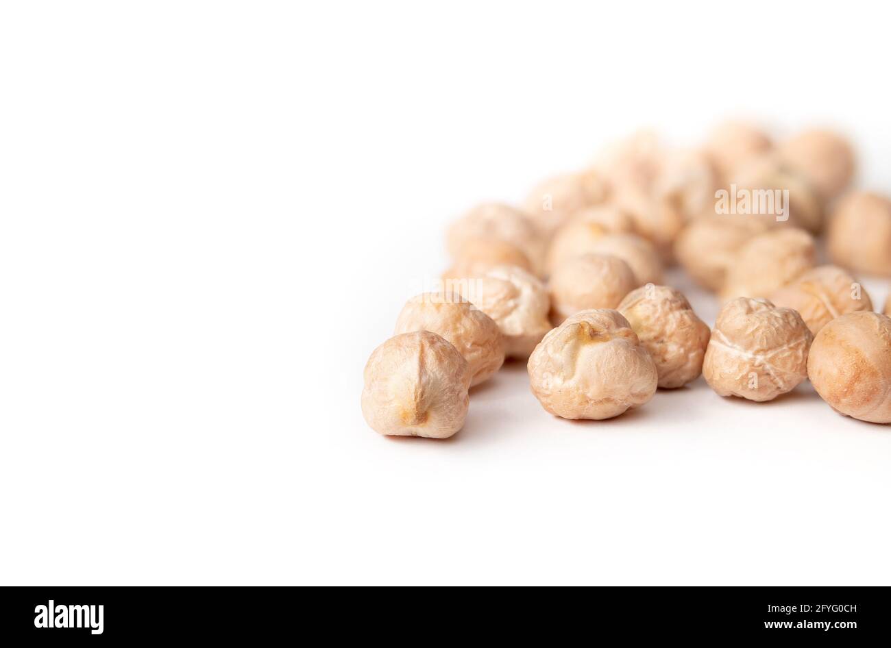 Ceci asciutti isolati. Legume superfood versatile, ad alto contenuto di proteine e fibre. Conosciuto come fagiolo garbanzo, grammo bengala o arietinum cicer. Utilizzato per l'hummus Foto Stock