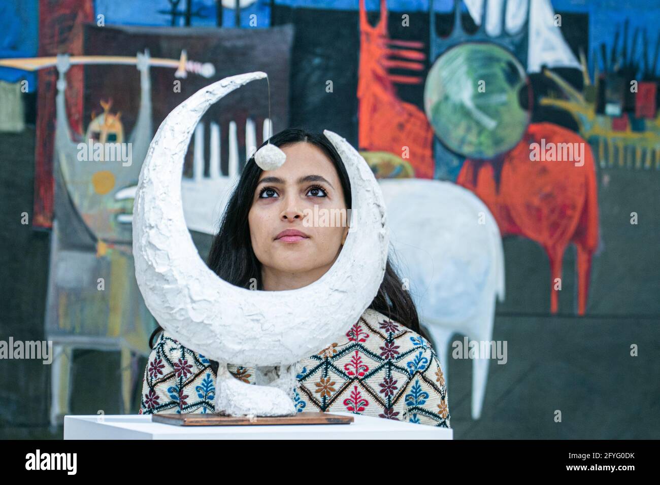 NEW BOND STREET LONDRA 28 MAGGIO 2021. JEWAD SELIM (Iraq, 1919-1961), maternità. Preventivo: £40,000 - 60,000.The photo call for Bonhams's Modern e Contemporary Middle Eastern Art sale, Lost era del modernismo iracheno. Credit: amer Ghazzal/Alamy Live News Foto Stock