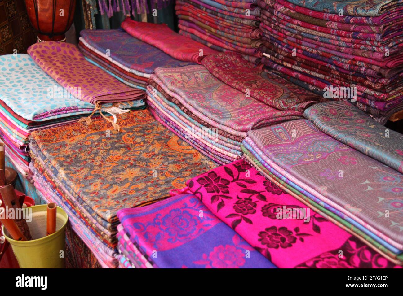 display colorato di stoffa in molti colori e motivi diversi per lo più sfumature di rosa Foto Stock